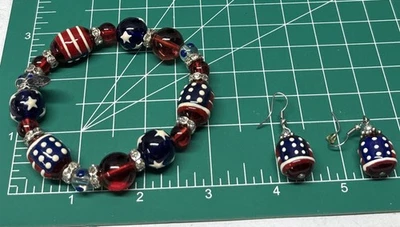 Juego de pulsera y pendientes Kate & Macy All For America de vidrio pintado acrílico con cuentas Foto 1 de 4