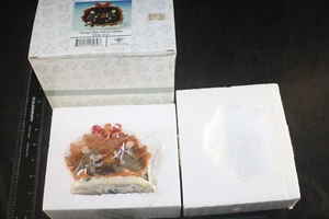 FITZ & FLOYD CHARMING TAILS SHARING A WARM AND COZY HOLIDAY 97/13 NIB SYLVESTRI - Picture 1 of 4