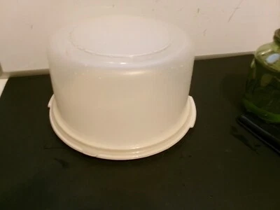 Vintage Round Large Rubbermaid Servin' Saver CAKE keeper Container + Almond Base - Image 1 of 3