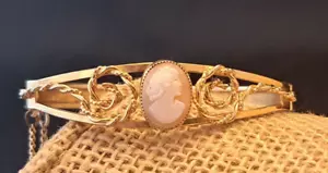 Brazalete Brazalete Bisagras Ornamentado Camafeo Tallado Relleno Oro 12k De Colección Años 60 - Imagen 1 de 11