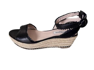 L.K. BENNETT... Sandalias de cuero negro con correa al tobillo punta abierta con cuña de rafia talla 7 - Imagen 1 de 9