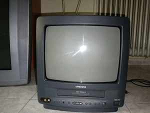 SAMSUNG COMBI TV /VCR VHS RETRO GAMING CRT FULLY WORKING - Picture 1 of 3