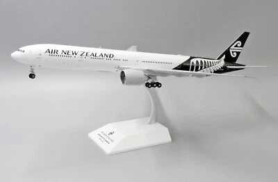 JC WINGS BOEING 777-300ER AIR NEW ZEALAND REG: ZK-OKM WITH STAND -JCWING XX2304 1/200