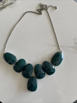 "Collar H&M esmeralda verde con cadena de plata 18""" Foto 1 de 4