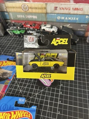 M2 Machines Auto-Thentics  ACCEL 1968 Plymouth Barracuda HEMI R88  Black/Yellow  - Image 1 of 3