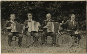 PHOTO ANCIENNE - VINTAGE SNAPSHOT - ORCHESTRE MUSIQUE ACCORDÉON - MUSIC BAND - Imagen 1 de 1