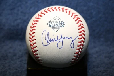 CHRIS YOUNG AUTOGRAFIADO SERIE MUNDIAL 2023 BÉISBOL TEXAS RANGERS GERENTE GENERAL Foto 1 de 2