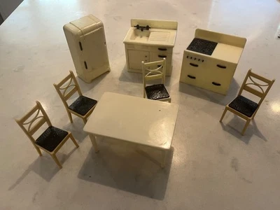 Juego de cocina de colección Renwal marfil sillas de mesa fregadero nevera fregadero estufa Foto 1 de 4