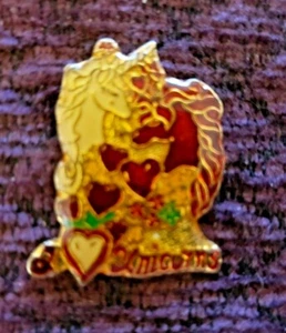 Vintage Enamel Unicorns White & Red "I Heart Unicorns" Hat Pin Size 1" L x 1" W - Picture 1 of 1