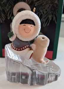 1990 Hallmark FROSTY FRIENDS 11th Eskimo Seal ornament - Picture 1 of 6