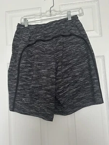 Lululemon Pace Breaker Herrenshorts schwarz weiß Druck Gr. Med linerlos 8,5 Innennaht - Bild 1 von 5