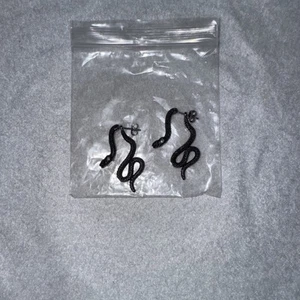 Grobe Schlangen Ohrringe für Herren Damen Piercing Gothic Punk Edelstahl Ohrstecker - Bild 1 von 3