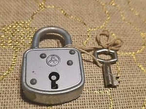VINTAGE WESTERN PADLOCK LOCK WITH THE ORIGINAL KEY MADE IN GERMANY - Picture 1 of 6