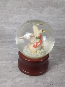 Globo de nieve Silverstri, cisne de Navidad, base de madera - Imagen 1 de 7
