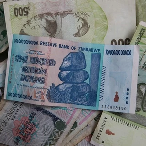Billete auténtico de 100 billones de dólares de Zimbabue COLECCIÓN de trillonarios - Imagen 1 de 6