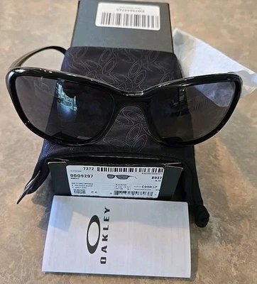 🔥 Nuevas Gafas de sol Oakley She's Imparable OO9297-0957 negras pulidas Foto 1 de 4