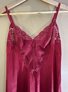 Lencería Vintage Borgoña Deslizamiento Completo Nylon Sedoso Encaje VASSARETTE Talla 34 F - Imagen 1 de 13