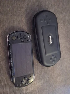 Sony PSP Schwarz inklusive OVP, Ladekabel und 128gb Micro Sd Karte - Bild 1 von 5