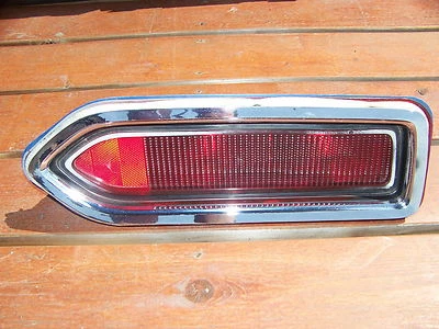 Lente de luz trasera derecha Plymouth Satellite Belvedere 1970, carcasa, moldura OEM completa Foto 1 de 4