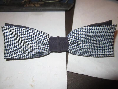 Винтажный галстук-бабочка ARROW 4 3/4 дюйма с зажимом СИНИЙ С СИНИМИ ЧЕРНО-БЕЛЫМИ КОРОБКАМИ - Изображение 1 из 4