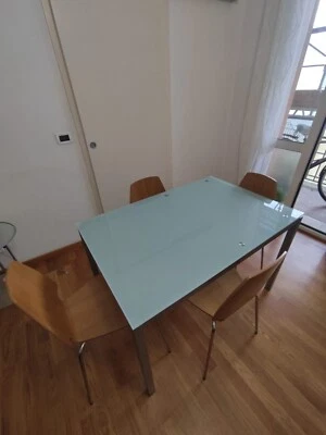 Tavolo In Vetro  Con 4 Sedie In Legno - Immagine 1 di 4