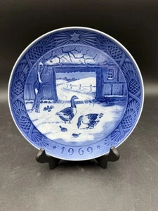 Piatto decorativo ROYAL COPENHAGEN 1969 Danimarca NELLA VECCHIA FATTORIA - Foto 1 di 2