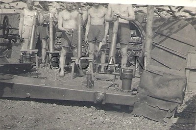 Немецкий солдат Люфтваффе Второй мировой войны — полуобнаженный — интерес геев — зенитное оружие — боеприпасы — камуфляж - Изображение 1 из 3