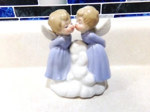 FIGURAS RELIGIOSAS DE NAVIDAD DE PORCELANA DE PORCELANA DE COLECCIÓN DE ÁNGELES BESANDO EN LAS NUBES - Imagen 1 de 5