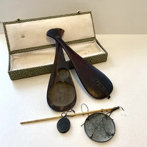 Antigua escala china de opio con estuche de madera tallado a mano original en forma de paleta - Imagen 1 de 15