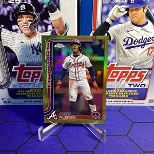 2025 Ozzie Albies Topps Chrome True Gold Refractor /50 Atlanta Braves #206 - Picture 1 of 2