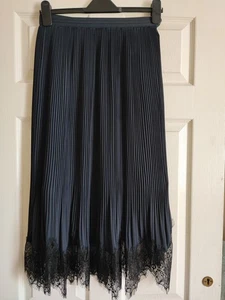 Reiss Ania Pleated Navy Skirt with Black Lace Detail Hem - Size 6 - Picture 1 of 4