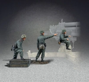 BRITAINS WORLD WAR 2 GERMAN 25221 3 MAN GERMAN 88MM FLAK GUN CREW - Picture 1 of 3