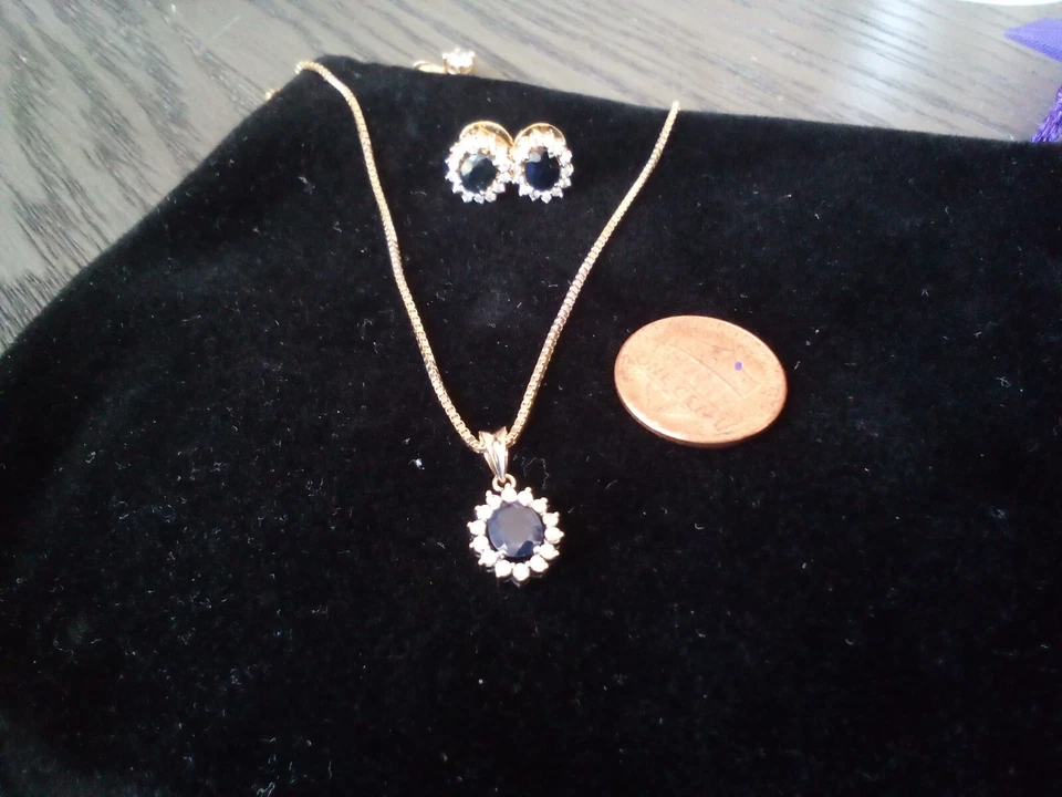 Juego de pendientes y colgantes de zafiro/diamante de oro amarillo de 12k Foto 1 de 4