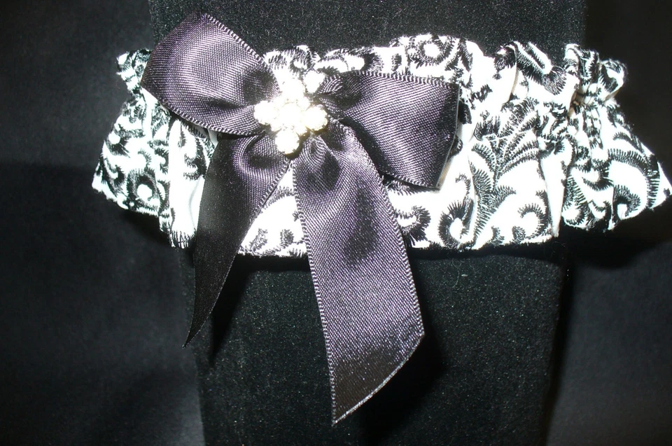 GARTER - Blanco y negro con lazo negro y centro de diamantes de imitación Foto 1 de 1
