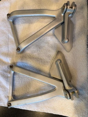 DUCATI 2000 748 PASAJEROS OEM ESTRIBERAS LADO IZQUIERDO Y DERECHO Foto 1 de 2