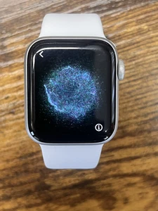 Apple Watch Series 6 40 mm argent - bracelet blanc - débloqué - iCloud désactivé - Photo 1 sur 7