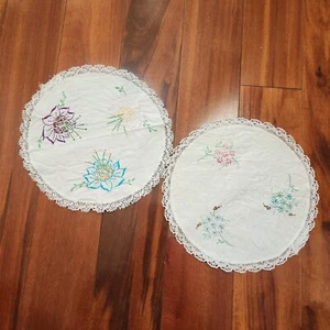 VTG Embroidered Daisy & Lotus Flowers Round Dresser Vanity Coaster Scarf Lace - Picture 1 of 13