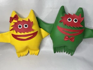 Raro Lote De 2 Monstruos Nauga Verde/Rojo + Amarillo/Rojo 10” Año 2020 - Imagen 1 de 11