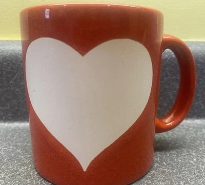 Taza de corazón grande Waechtersbach roja vintage hecha en W-Alemania-esmalte astillado en el borde. Foto 1 de 4