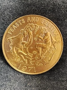 1971 Mardi Gras Doubloon Comus Krewe Feasts And Festivals (Gold Tone) - Picture 1 of 2