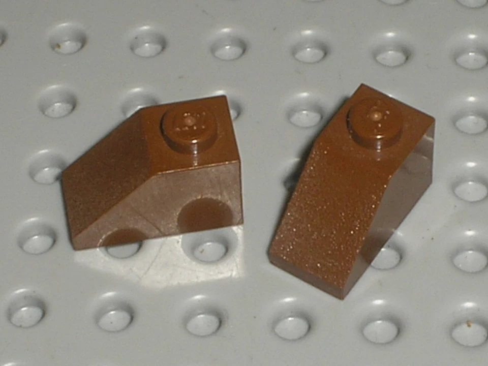 2 x LEGO Star Wars OldBrown slope brick ref 3040b / Set 7184 4502 4727 4475 4480 - Image 1 of 1