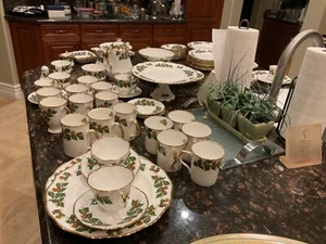 Stunning Yuletide by Rosina-Queens Selection of Bone China - Sold as Individual - Picture 1 of 75