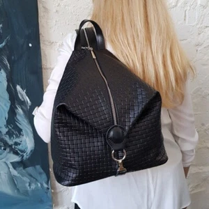 Mochila negra de cuero genuino hecha a mano para mujer tejida en relieve bolso para mujer - Imagen 1 de 14