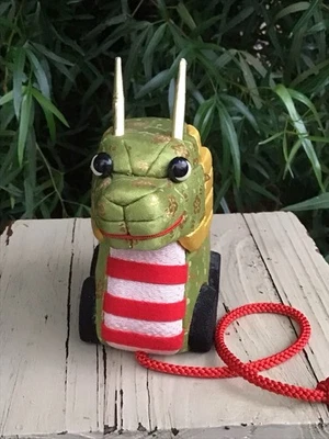 Boneca japonesa Kimekomi pelúcia puxar brinquedo aparência zodíaco dragão sorte riqueza arte decoração - Imagem 1 de 4