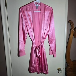 DELICATES Polyester Barbie Pink Satiny Robe with ties Size Medium Lacy Sleeves - Picture 1 of 9