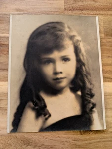 Antique Photo Cabinet Card BEAUTIFUL YOUNG CHILD GIRL FASHION - Picture 1 of 3