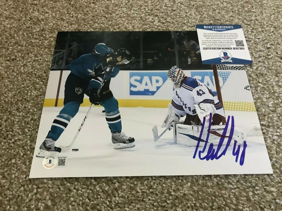 TOMAS HERTL Signed Autograph 8x10 Photo SAN JOSE SHARKS LEG GOAL BAS BECKETT - Image 1 of 1