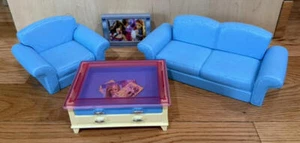 Mattel 2002 Barbie Wohnzimmer Möbel Stuhl Couch Couchtisch TV in EG - Bild 1 von 8