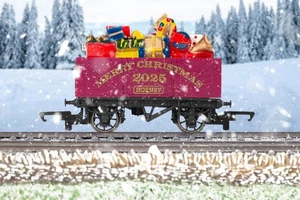 Hornby R60316 7 PLANK WAGON "CHRISTMAS 20252 " OO Gauge - Limited edition - Picture 1 of 5