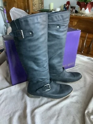 Bota de montar para mujer Madden Girl cactus hasta la rodilla con tachuelas 8 1/2 vegana Foto 1 de 4